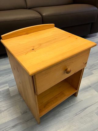 Comodino in legno con cassetto e vano