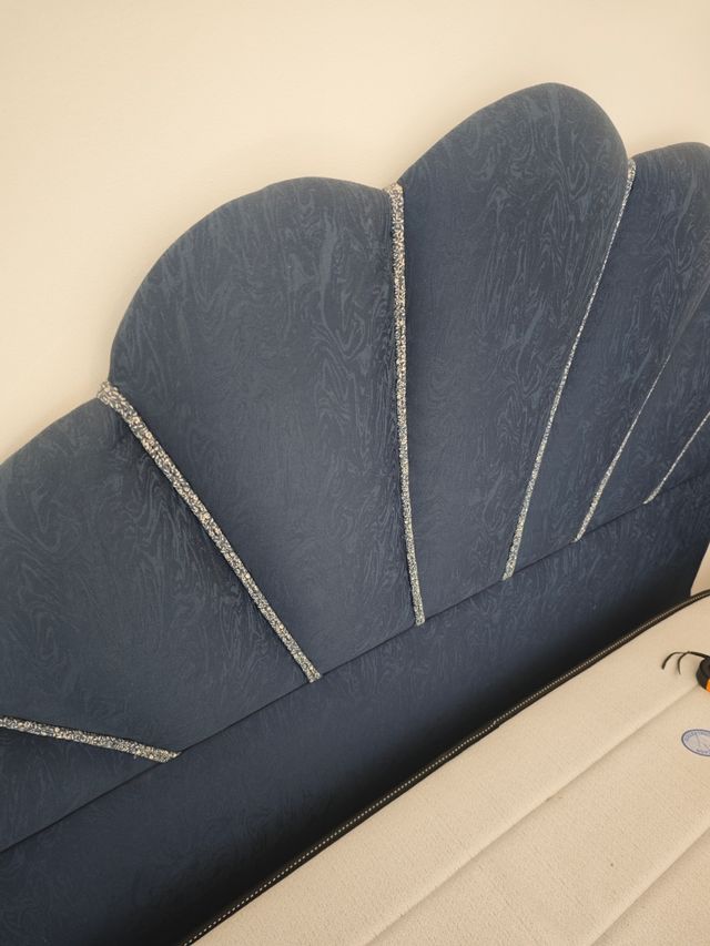 Cabecero de cama azul y plateado 150