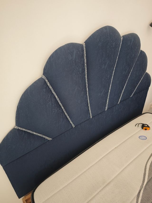 Cabecero de cama azul y plateado 150