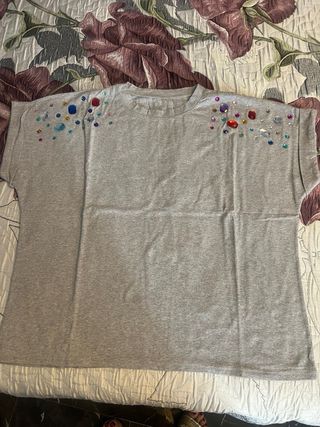 Camiseta veraniega con pedrería