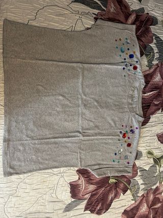 Camiseta veraniega con pedrería