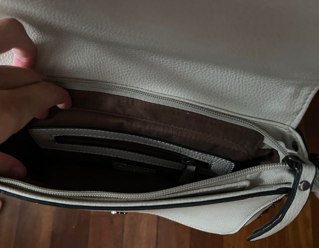 Bolso blanco de piel con tachuelas