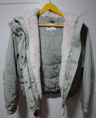 Chaqueton Bershka verde claro talla XS.