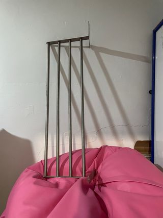 Estantería de metal plateada