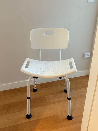 Silla de ducha antideslizante ortopédica.
