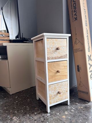 Mesita de noche de madera con cajones