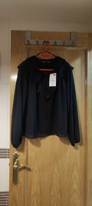 Blusa  talla S con volantes