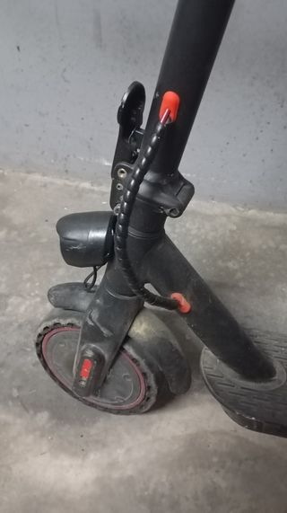 Patinete eléctrico marca "iScooter".
