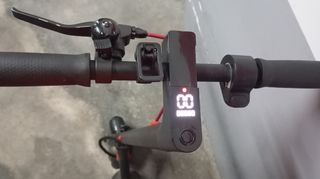 Patinete eléctrico marca "iScooter".