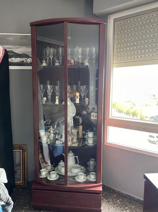 Vitrina de madera y cristal