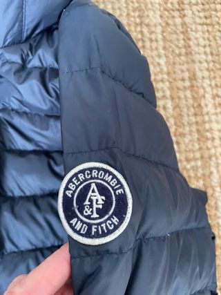 Chaqueta azul marino con capucha