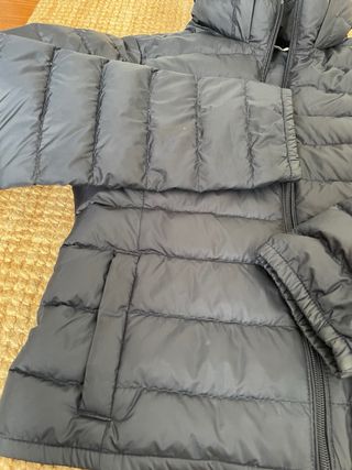 Chaqueta azul marino con capucha