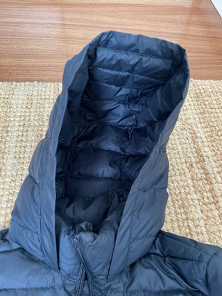 Chaqueta azul marino con capucha