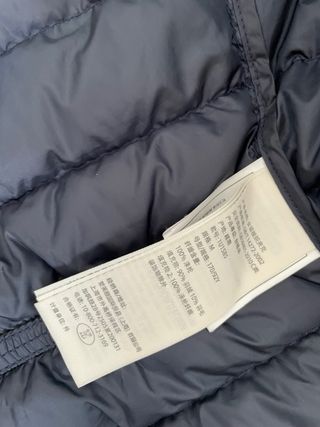 Chaqueta azul marino con capucha