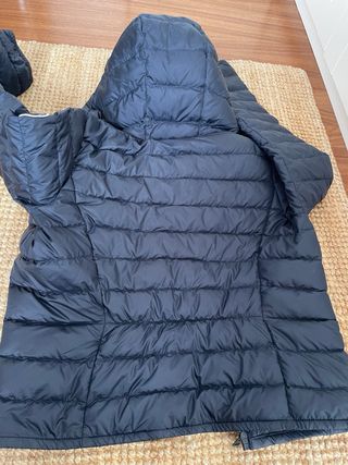 Chaqueta azul marino con capucha