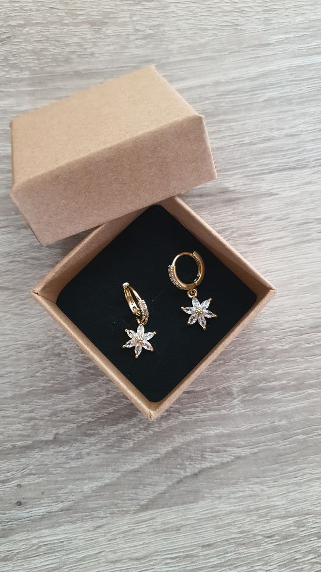 Pendientes plateados con diseño de anillas