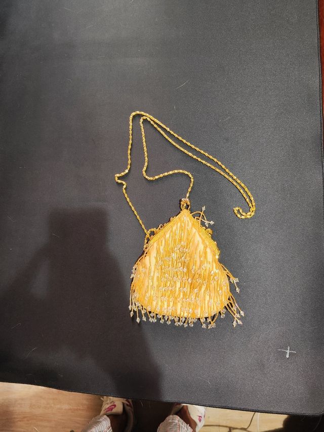 Bolso de fiesta dorado con cadena