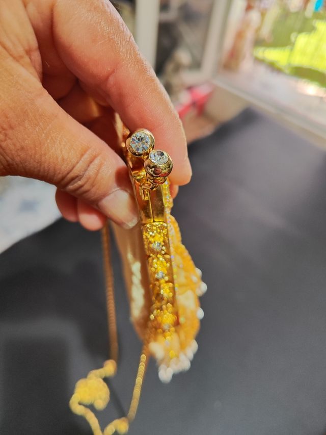 Bolso de fiesta dorado con cadena