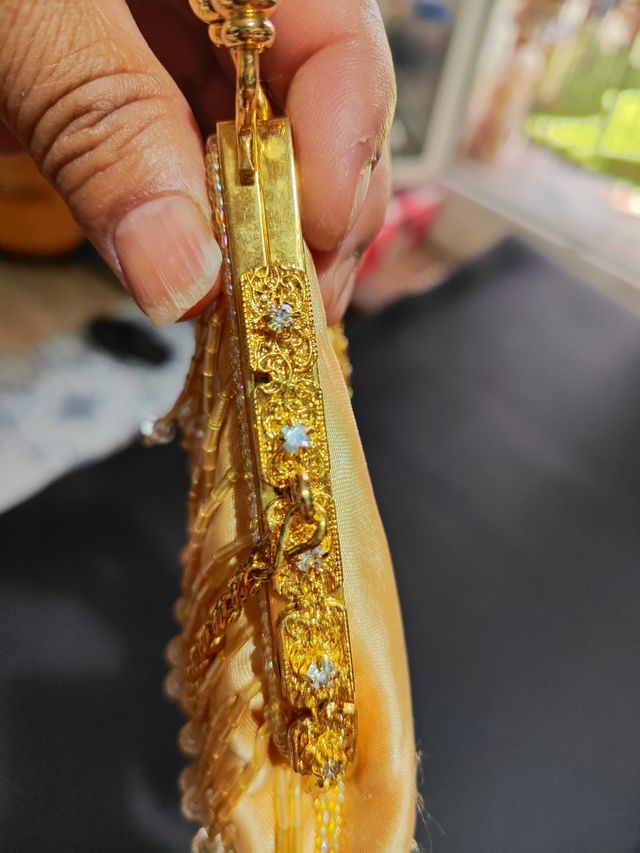 Bolso de fiesta dorado con cadena