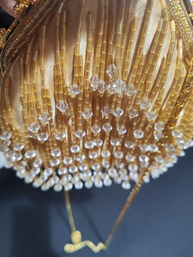 Bolso de fiesta dorado con cadena