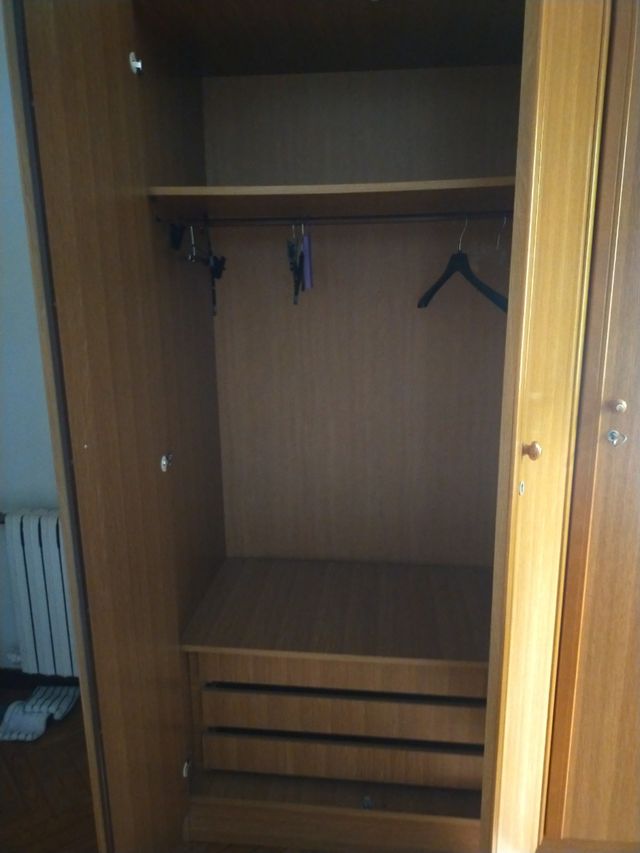 Armario ropero de madera