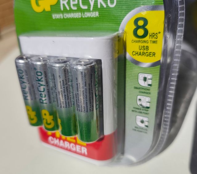 Caricabatterie GP U411 + 4 batterie AA 2000mAh