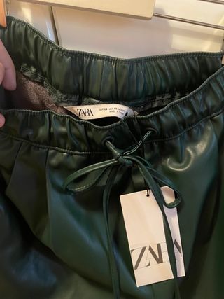 Pantalón Zara Verde Efecto Piel