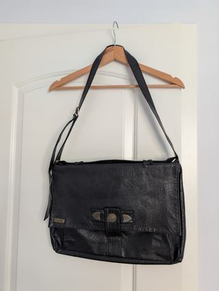 Bolso bandolera negro con asa corta