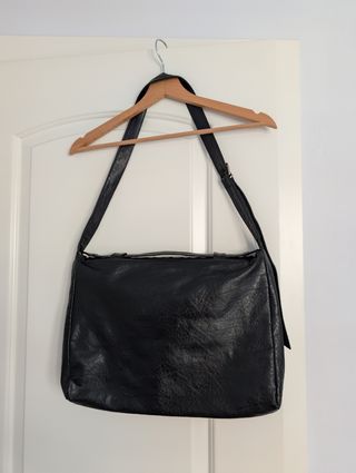 Bolso bandolera negro con asa corta