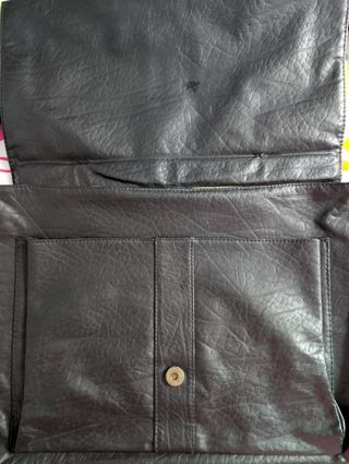 Bolso bandolera negro con asa corta