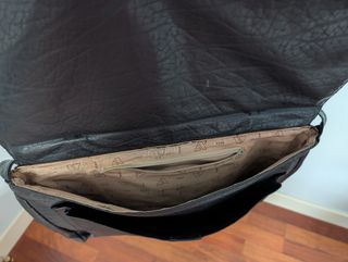 Bolso bandolera negro con asa corta