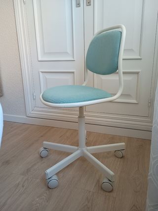 Silla de escritorio infantil azul IKEA