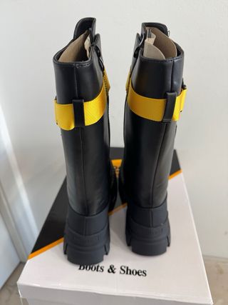 Botas Dockers Negras Altas con Cinta Amarilla