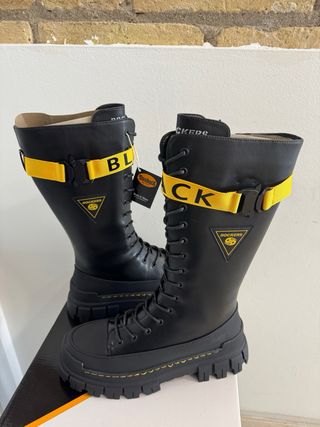 Botas Dockers Negras Altas con Cinta Amarilla