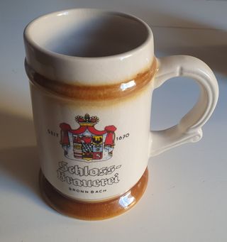 Boccali da birra vintage con scudi