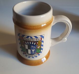 Boccali da birra vintage con scudi