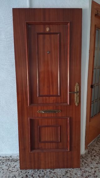 Puerta de madera con detalles dorados