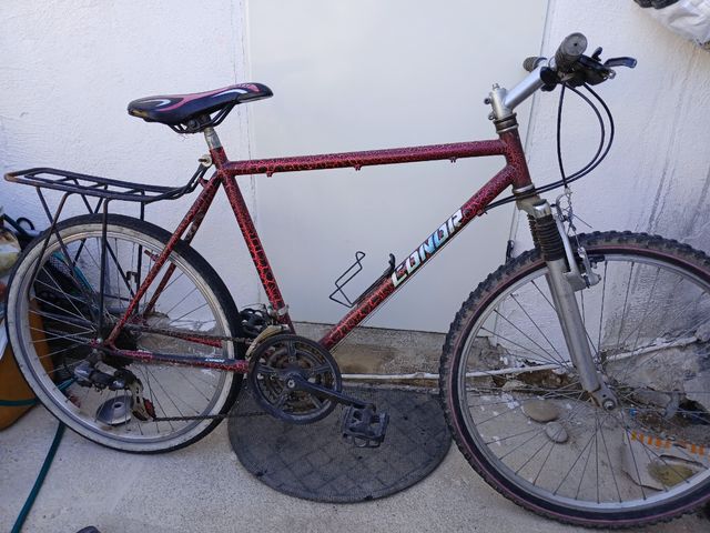 Bicicleta de montaña CONOR roja