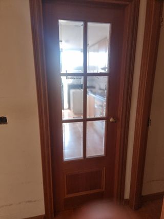Puerta madera maciza acristalada