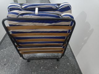 Cama plegable para campo o casa
