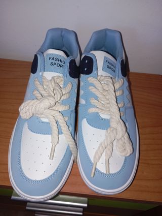 Zapatillas deportivas azules y blancas