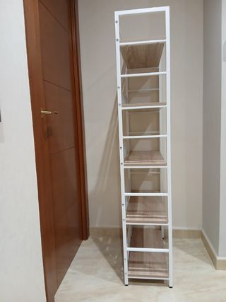 Estantería alta de madera y metal.