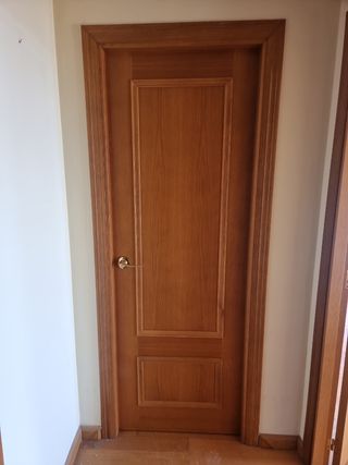 Puerta de madera maciza
