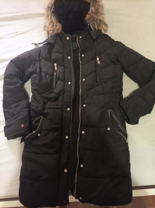Abrigo negro con capucha y pelo