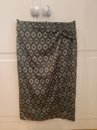 Falda midi verde oliva con abertura