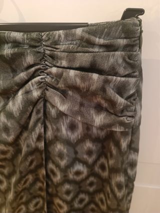 Falda midi verde oliva con abertura