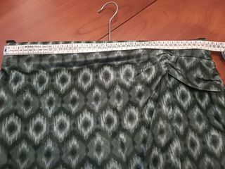 Falda midi verde oliva con abertura