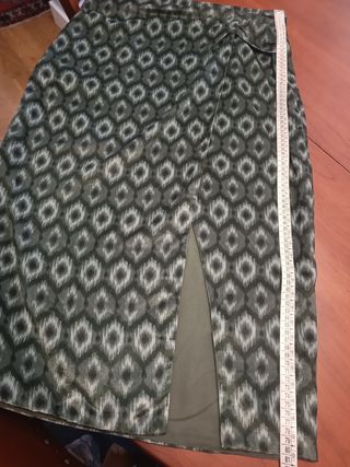 Falda midi verde oliva con abertura