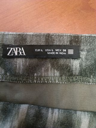 Falda midi verde oliva con abertura