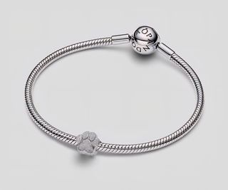 Charm mini en plata de ley huella textura